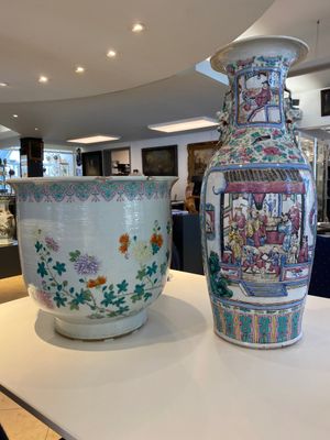 A Chinese famille rose jardinière and a vase, 19th C. — photo 1