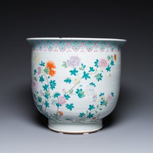 A Chinese famille rose jardinière and a vase, 19th C. — photo 11