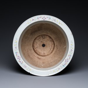 A Chinese famille rose jardinière and a vase, 19th C. — photo 13