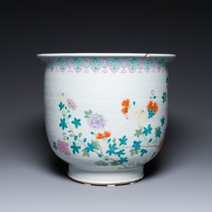 A Chinese famille rose jardinière and a vase, 19th C. — photo 9