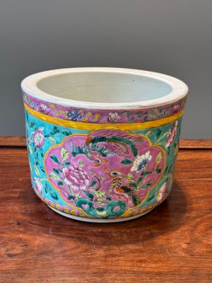 A Chinese famille rose jardiniere for the Straits or Peranakan market, 19th C. — 照片 1