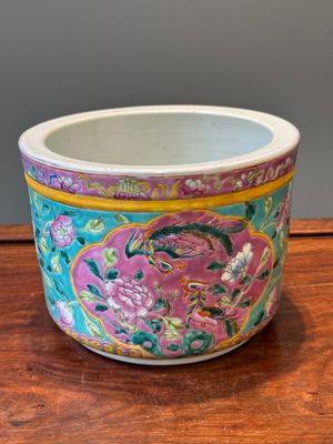 A Chinese famille rose jardiniere for the Straits or Peranakan market, 19th C. — 照片 3
