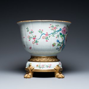 A Chinese famille rose jardinière on ormolu bronze and porcelain stand, Qianlong — 照片 3
