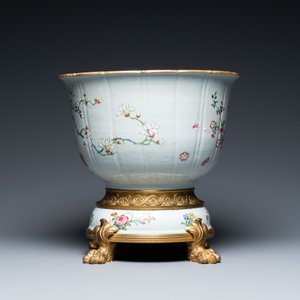 A Chinese famille rose jardinière on ormolu bronze and porcelain stand, Qianlong — 照片 4