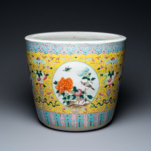 A Chinese famille rose jardinière on wooden stand, 19th C. — 照片 2