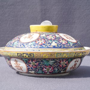 A Chinese famille rose jardinière, two dishes and a covered bowl, 19/20th C. — 照片 35