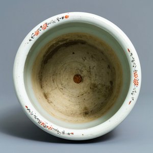 A Chinese famille rose jardinière, two dishes and a covered bowl, 19/20th C. — 照片 9