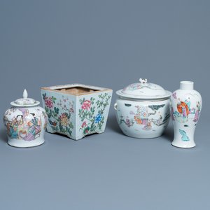A Chinese famille rose jardinière, two vases and a covered bowl, 19/20th C. — 照片 1