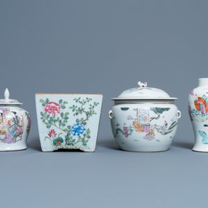 A Chinese famille rose jardinière, two vases and a covered bowl, 19/20th C. — 照片 2
