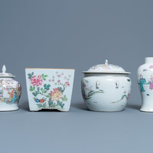 A Chinese famille rose jardinière, two vases and a covered bowl, 19/20th C. — 照片 3