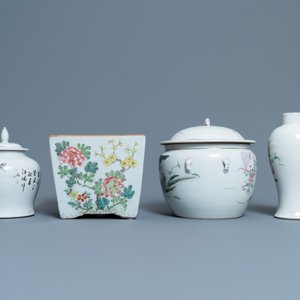 A Chinese famille rose jardinière, two vases and a covered bowl, 19/20th C. — 照片 5