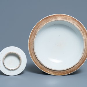 A Chinese famille rose jardinière, two vases and a covered bowl, 19/20th C. — 照片 9