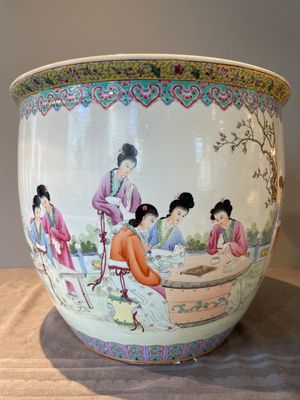 A Chinese famille rose jardiniere with ladies in a garden, 20th C. — 照片 1