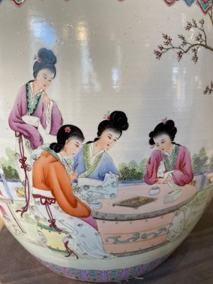 A Chinese famille rose jardiniere with ladies in a garden, 20th C. — 照片 6