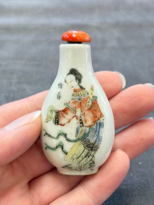 A Chinese famille rose 'Jin Ling Shi Er Chai 金陵十二釵' snuff bottle, 19th C. — foto 1