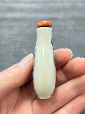 A Chinese famille rose 'Jin Ling Shi Er Chai 金陵十二釵' snuff bottle, 19th C. — foto 2