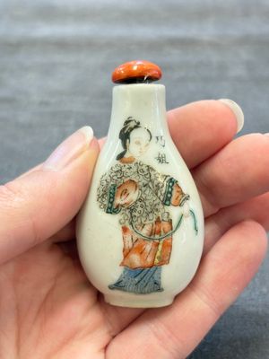 A Chinese famille rose 'Jin Ling Shi Er Chai 金陵十二釵' snuff bottle, 19th C. — foto 3
