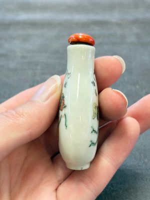 A Chinese famille rose 'Jin Ling Shi Er Chai 金陵十二釵' snuff bottle, 19th C. — foto 4
