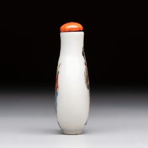 A Chinese famille rose 'Jin Ling Shi Er Chai 金陵十二釵' snuff bottle, 19th C. — foto 2