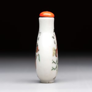 A Chinese famille rose 'Jin Ling Shi Er Chai 金陵十二釵' snuff bottle, 19th C. — foto 4