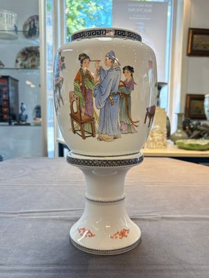 A Chinese famille rose 'Jing Zhao Hua Mei 京兆畫眉' eggshell lantern on stand, dated 1979 — 照片 1