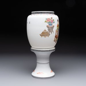 A Chinese famille rose 'Jing Zhao Hua Mei 京兆畫眉' eggshell lantern on stand, dated 1979 — 照片 4