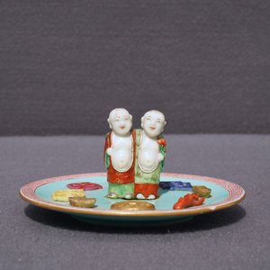 A Chinese famille rose joss stick holder, Jiaqing mark and probably of the period — photo 8