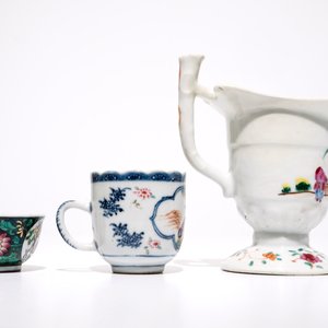 A Chinese famille rose jug, a cup and saucer and another cup with ear, 18th C. — photo 5