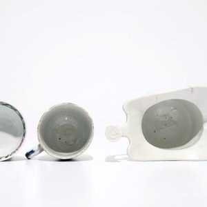 A Chinese famille rose jug, a cup and saucer and another cup with ear, 18th C. — photo 8