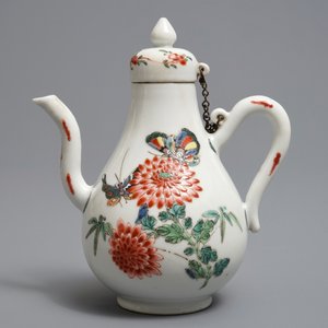 A Chinese famille rose jug and cover with birds and butterflies, Yongzheng mark and of the period — 照片 2