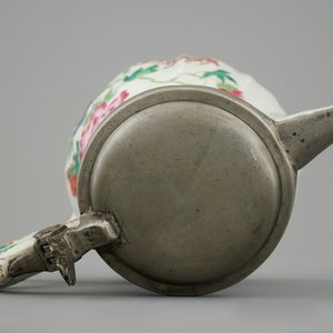 A Chinese famille rose jug with pewter mount, 18th C. — photo 8