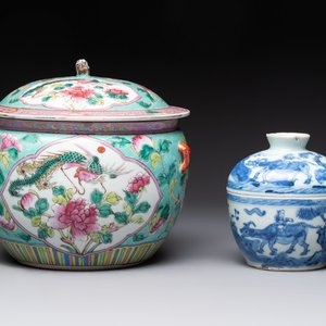 A Chinese famille rose 'kamcheng' bowl and cover and a blue and white 'chupu' bowl and cover for the Straits or Peranakan market, 19th C. — 照片 1