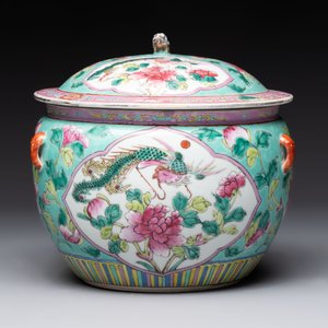 A Chinese famille rose 'kamcheng' bowl and cover and a blue and white 'chupu' bowl and cover for the Straits or Peranakan market, 19th C. — 照片 2
