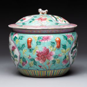 A Chinese famille rose 'kamcheng' bowl and cover and a blue and white 'chupu' bowl and cover for the Straits or Peranakan market, 19th C. — 照片 3