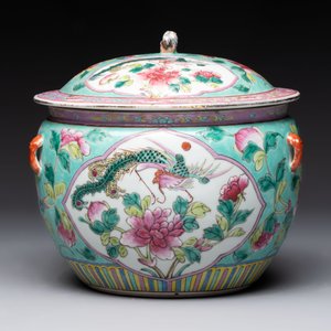 A Chinese famille rose 'kamcheng' bowl and cover and a blue and white 'chupu' bowl and cover for the Straits or Peranakan market, 19th C. — 照片 4