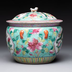 A Chinese famille rose 'kamcheng' bowl and cover and a blue and white 'chupu' bowl and cover for the Straits or Peranakan market, 19th C. — 照片 5