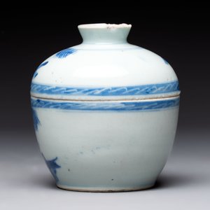A Chinese famille rose 'kamcheng' bowl and cover and a blue and white 'chupu' bowl and cover for the Straits or Peranakan market, 19th C. — 照片 10