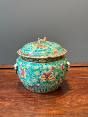 A Chinese famille rose 'kamcheng' bowl and cover for the Straits or Peranakan market, 19th C. — photo 2