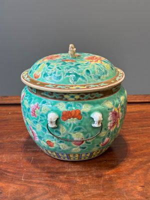 A Chinese famille rose 'kamcheng' bowl and cover for the Straits or Peranakan market, 19th C. — photo 5