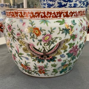A Chinese famille rose 'kamcheng' bowl and cover with butterflies, 19th C. — 照片 14