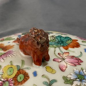 A Chinese famille rose 'kamcheng' bowl and cover with butterflies, 19th C. — 照片 7