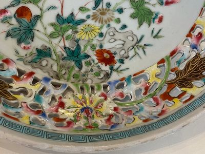 A Chinese famille rose 'kingfishers' dish with reticulated rim, Yongzheng/Qianlong — 照片 3