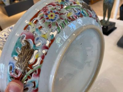 A Chinese famille rose 'kingfishers' dish with reticulated rim, Yongzheng/Qianlong — 照片 6