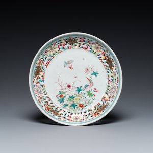 A Chinese famille rose 'kingfishers' dish with reticulated rim, Yongzheng/Qianlong — 照片 1