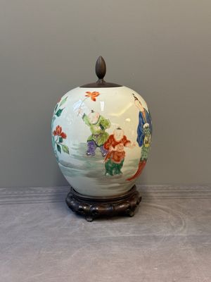 A Chinese famille rose 'ladies and boys' jar, Yongzheng/Qianlong — photo 3