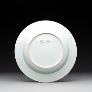 A Chinese famille rose 'lady and boy' plate, Yongzheng/Qianlong — photo 2