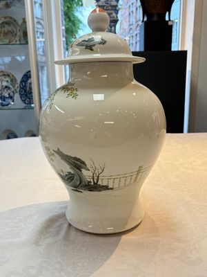 A Chinese famille rose 'lady and boys' vase and cover, Qianlong mark, Republic — photo 2