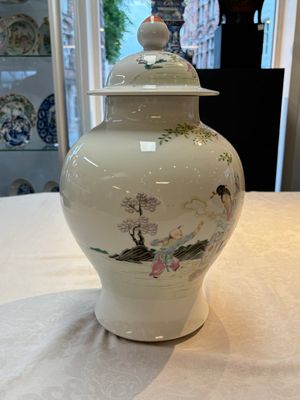 A Chinese famille rose 'lady and boys' vase and cover, Qianlong mark, Republic — photo 4