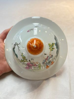 A Chinese famille rose 'lady and boys' vase and cover, Qianlong mark, Republic — photo 5