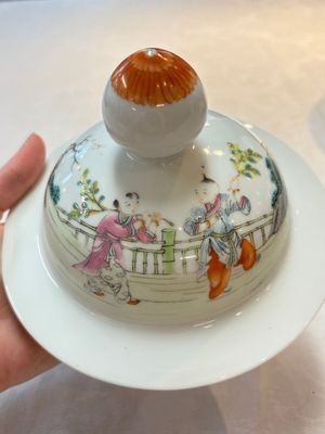 A Chinese famille rose 'lady and boys' vase and cover, Qianlong mark, Republic — photo 6